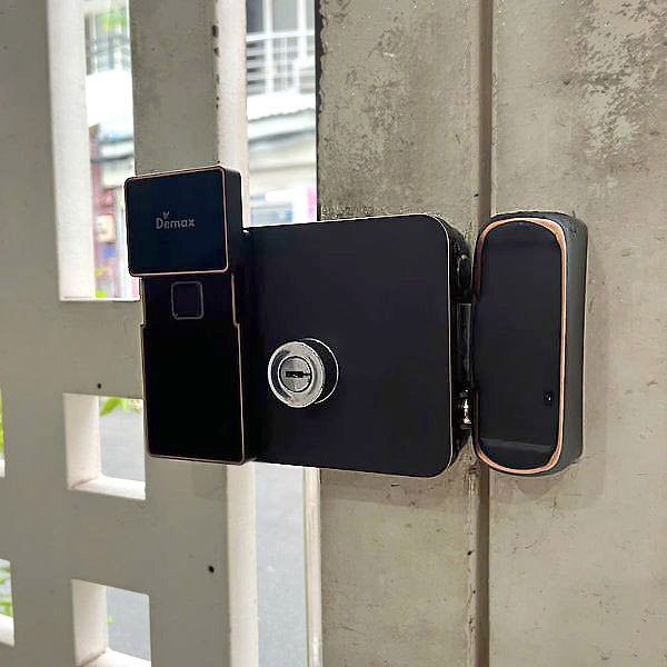 lắp đặt 2 Khóa điện tử Demax EL608 AC CNC App Remote