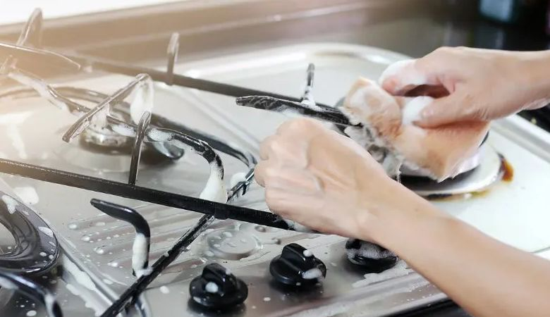 Nguyên nhân bếp ga Malloca không đánh lửa và cách khắc phục - Bếp bị bẩn hoặc bám cặn