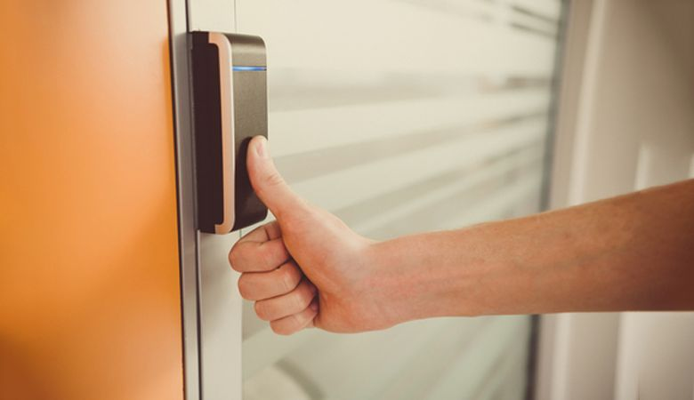 Lợi ích của việc sử dụng giải pháp kiểm soát vào chung cư với khóa vân tay