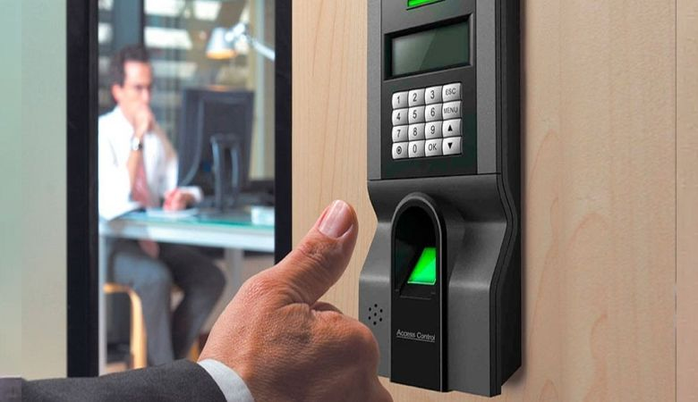 Các tính năng theo dõi nhân viên của khóa vân tay