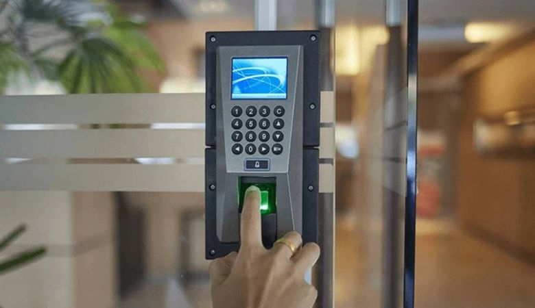 Các tính năng theo dõi nhân viên của khóa vân tay