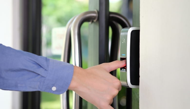Khóa vân tay cho chung cư quản lý truy cập của cư dân bằng cách nào?
