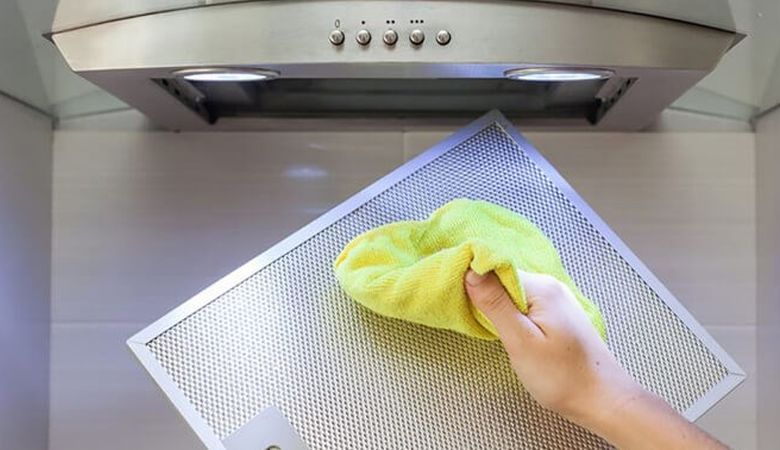 Cách bảo dưỡng máy hút mùi Malloca - Làm sạch lưới lọc định kỳ