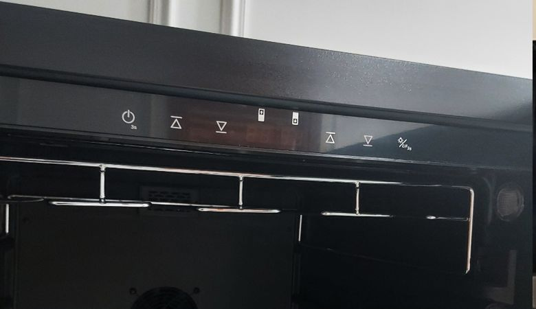 Hướng dẫn sử dụng tủ rượu Malloca - Bước 2: Khám phá giao diện của tủ rượu