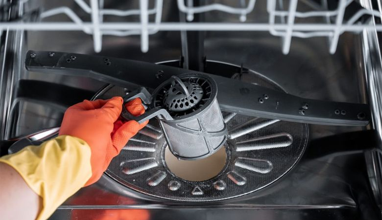 Cách vệ sinh máy rửa chén Malloca - Làm sạch các bộ phận bằng nước xả mạnh và bàn chải