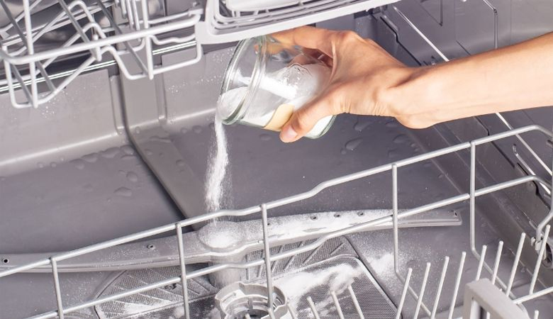 Cách vệ sinh máy rửa chén Malloca - Vệ sinh bên trong thân máy