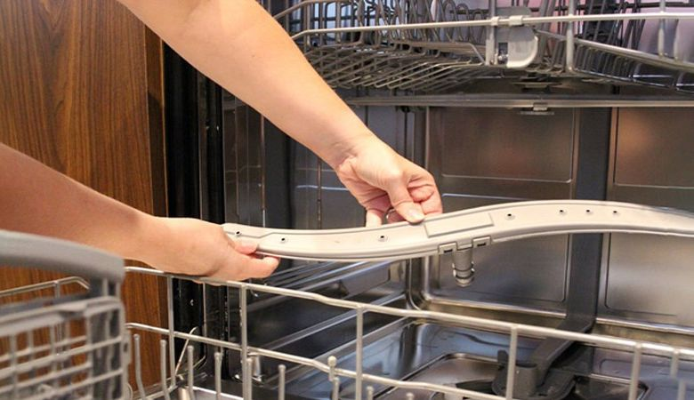 Cách vệ sinh máy rửa chén Malloca - Vệ sinh tay phun