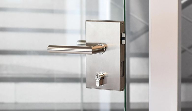 Phân loại khóa cửa kính theo công nghệ - Khóa cơ