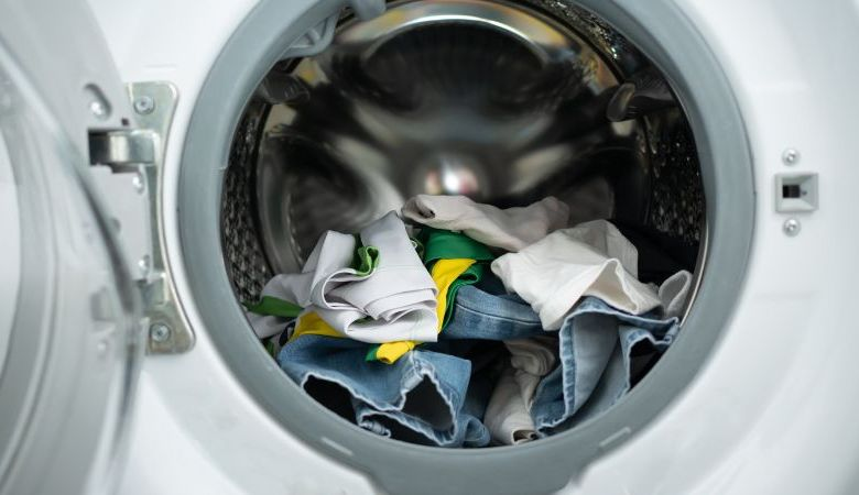 Hướng dẫn cách sử dụng máy sấy Malloca tiện lợi, hiệu quả - Cho quần áo vào lồng sấy, không nhồi nhét quá đầy