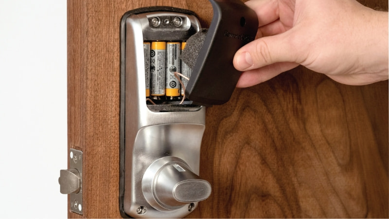 Lắp pin mới vào khóa từ