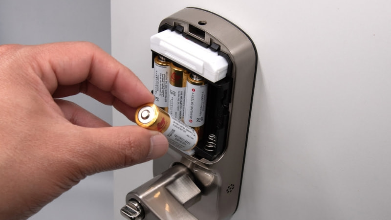 Thay pin mới khi khóa điện tử báo hết pin