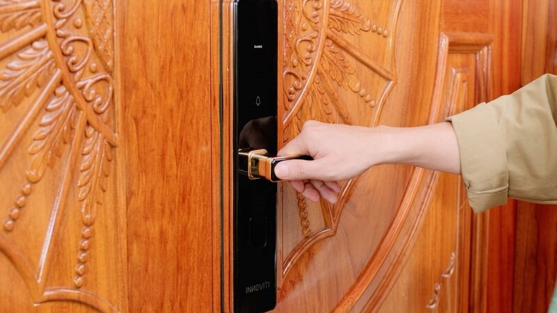 Lắp khóa vân tay cho cửa gỗ tự nhiên