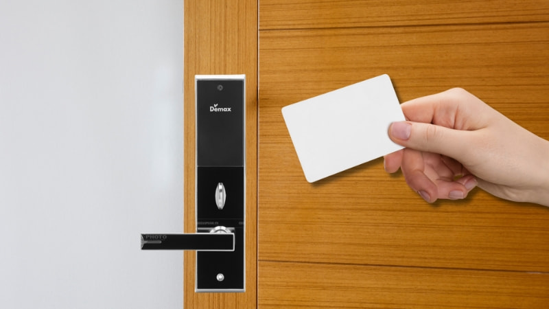 Review khóa cửa thẻ từ Demax