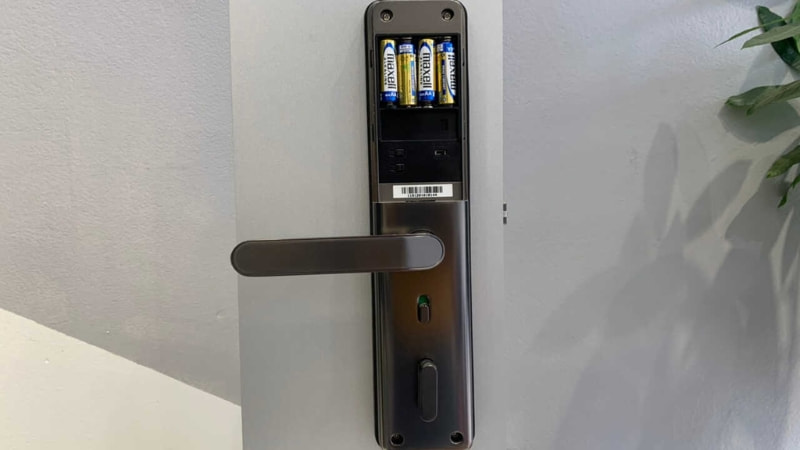 Tháo vỏ khóa trước khi lắp pin