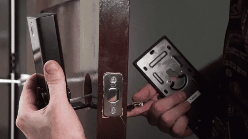 Chuẩn bị dụng cụ lắp khóa vân tay