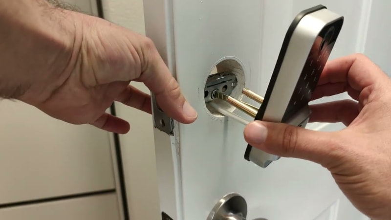 Có nên tự lắp khóa từ cho cửa không