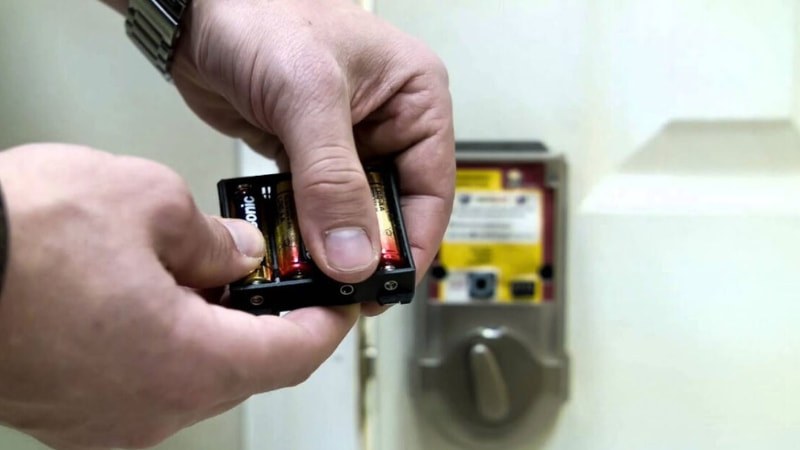 Thay pin cho khóa định kỳ