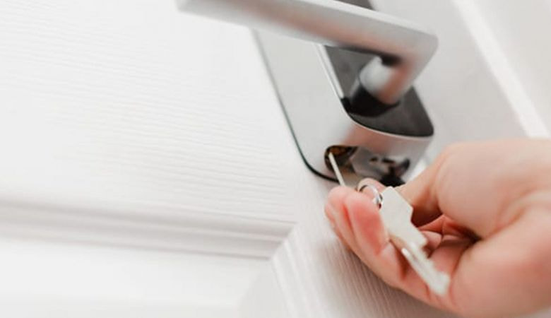 Hướng dẫn mở khóa cửa điện tử bằng chìa cơ