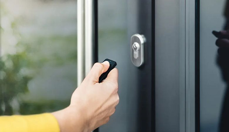 Mở khóa điện tử từ xa bằng Remote 