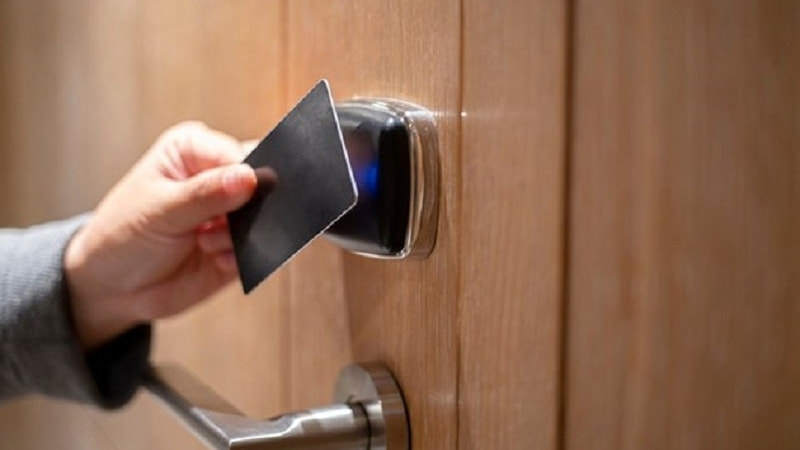 Lợi ích khi lắp đặt khóa từ cửa phòng khách sạn
