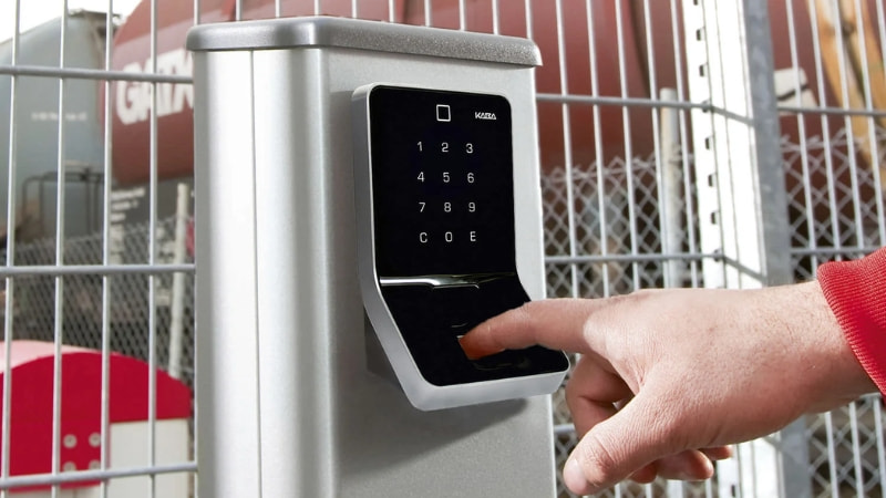 Lắp đặt khóa vân tay cho cổng sắt ngoài trời