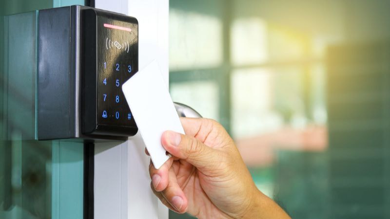 Nếu bạn muốn tăng độ bảo mật, an ninh cho không gian sống, hãy lắp khóa thẻ từ