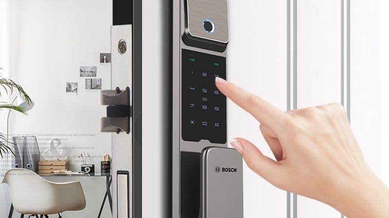 Một số khóa vân tay còn có tính năng mở cửa bằng mã số