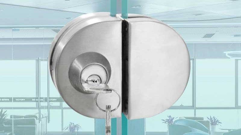 Khóa cửa kính bán nguyệt được dùng rất phổ biến