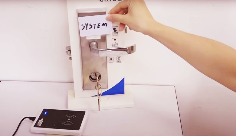 Nếu khóa từ gặp trục trặc, bạn có thể liên hệ với nhân viên để được trợ giúp