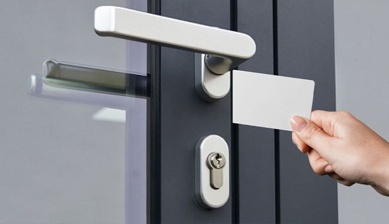 Dùng thẻ để mở cửa cũng là một trong những cách bạn có thể thử