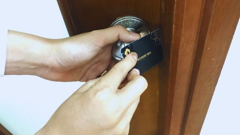 Bạn có thể sử dụng những thẻ có hình dạng tương tự để mở khóa cửa