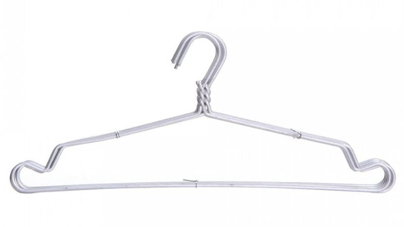 Mở khóa bằng móc treo đồ cũng là một trong những phương án phổ biến
