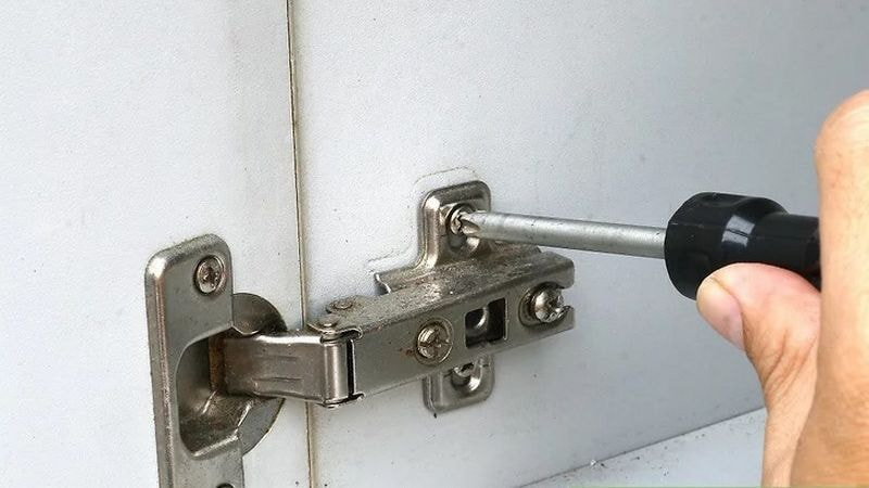 Tháo bản lề là một trong những cách mở cửa khi mất chìa đơn giản, hiệu quả