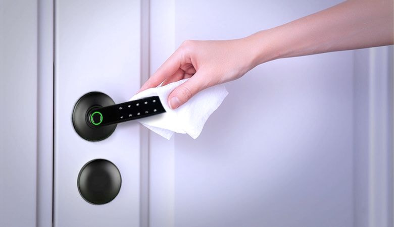 Vệ sinh khóa vân tay