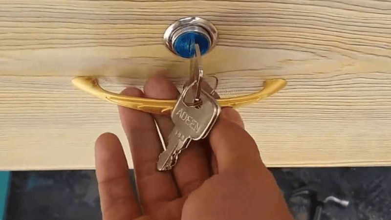 Cần kiểm tra kỹ xem tủ có thật sự không mở được hay không hay chỉ kẹt khóa bình thường