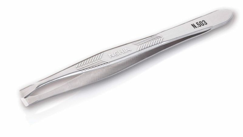 Mở khóa tủ bàn văn phòng bằng nhíp cũng khá thông dụng