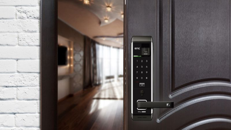 Bằng cách kết nối với điện thoại, bạn có thể dễ dàng quản lý người ra/vào