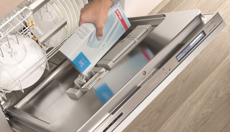 Các bước sử dụng máy rửa chén Malloca - Cho chất tẩy rửa vào máy