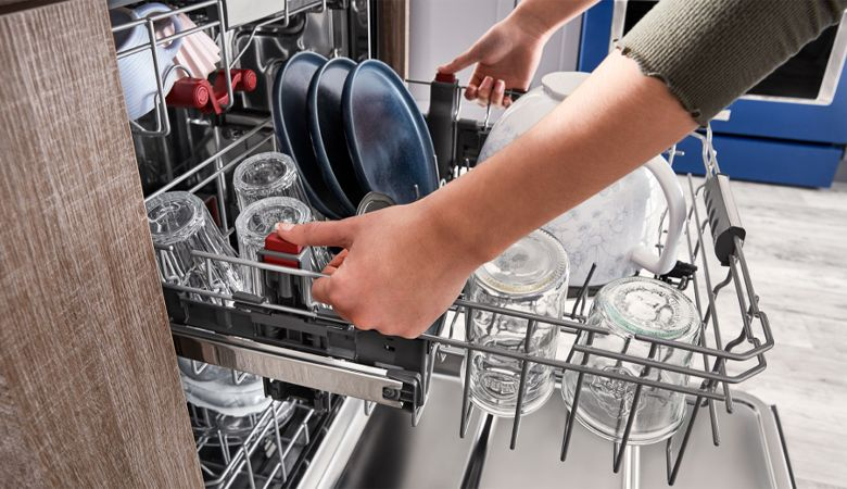 Các bước sử dụng máy rửa chén Malloca - Lấy chén đĩa ra sau khi rửa