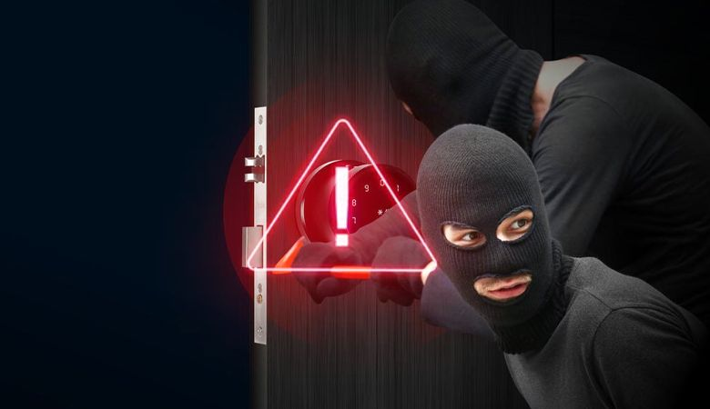 Các loại hệ thống báo động của khóa cửa vân tay - Báo động khi có dấu hiệu phá khóa