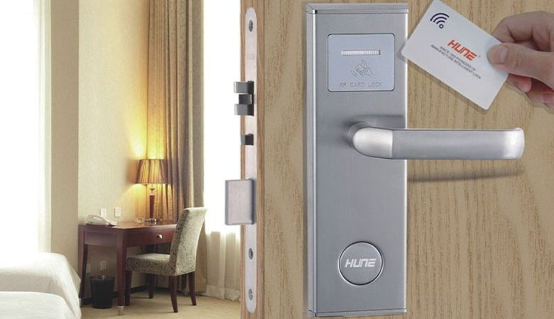 Hướng dẫn lắp đặt khóa thẻ từ khách sạn nhanh chóng và chính xác