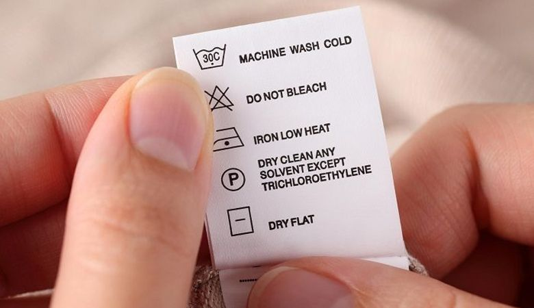 Các bước chuẩn bị trước khi giặt - Kiểm tra nhãn mác quần áo để biết chế độ giặt phù hợp