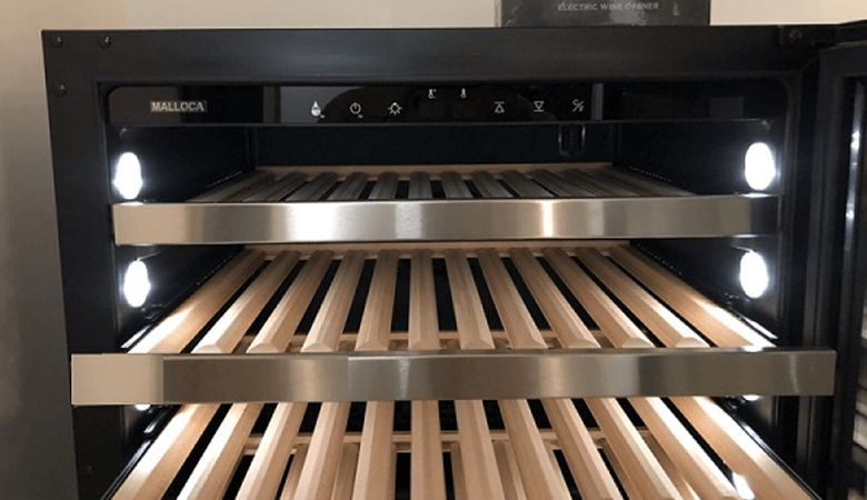 Đánh giá chi tiết tủ rượu vang gia đình Malloca - Đèn LED chiếu sáng