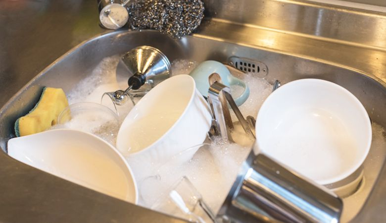 Hướng dẫn sử dụng chậu rửa chén Malloca hiệu quả, dễ hiểu - Loại bỏ mảng bám “cứng đầu” trên chén dĩa
