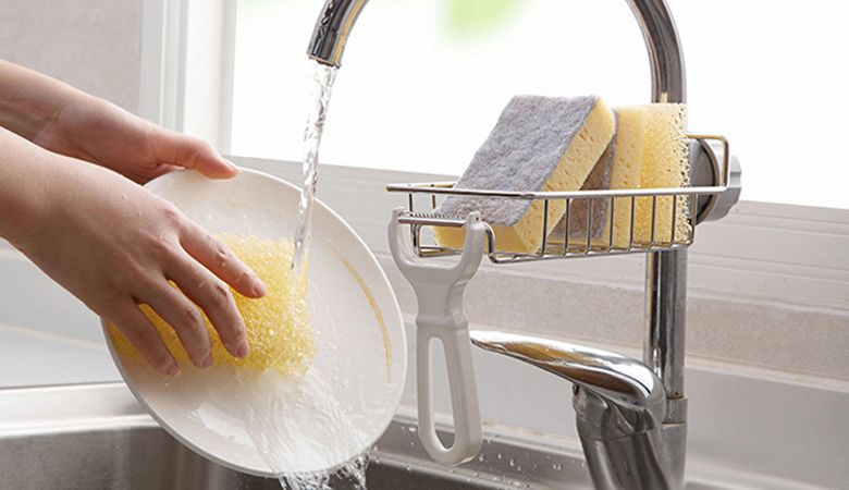 Hướng dẫn sử dụng chậu rửa chén Malloca hiệu quả, dễ hiểu - Rửa sạch chén bằng nước sạch