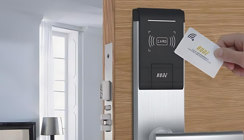 Ưu điểm của khóa thẻ từ - Dễ dàng sử dụng