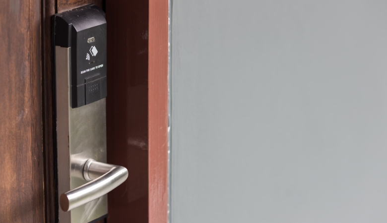 Cách khắc phục lỗi khóa từ cơ bản, hiệu quả - Vệ sinh khóa thường xuyên