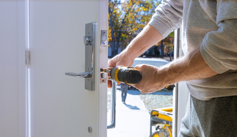 Cách khắc phục lỗi khóa từ cơ bản, hiệu quả - Kiểm tra các bộ phận cơ khí