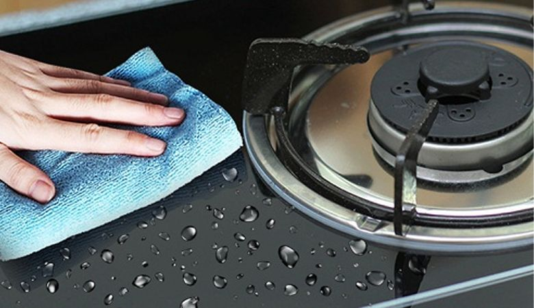 Lợi ích của bếp ga Malloca có mặt kính - Dễ dàng vệ sinh, lau chùi