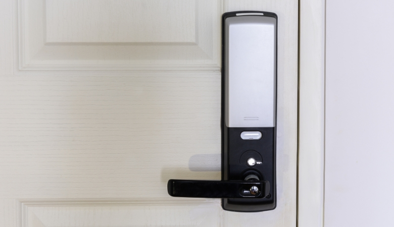 Ứng dụng của AI trong khóa từ thông minh - Tự động khóa cửa khi người dùng ra khỏi nhà